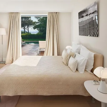 Villa With Breathtaking View On The Front Line In Tropez